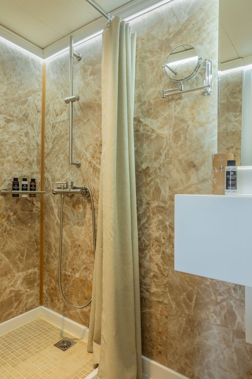 cabin-category-a_bathroom-1.jpg