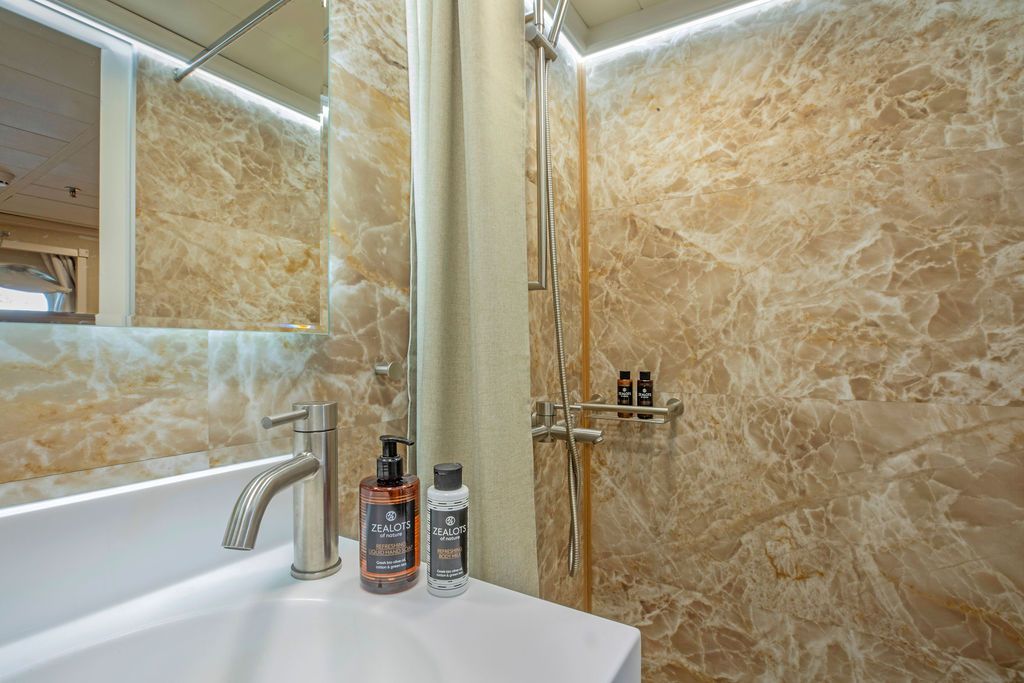 cabin-category-b_bathroom.jpg