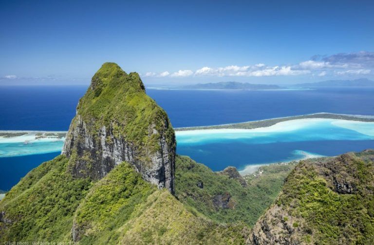 p2_08_borabora_diverstnh34gregoirelebacontahitinuihelicopterslarge-768x504.jpg